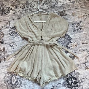Never worn shorts romper. Size small 🤎